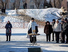  Благовещенцы окунулись в прорубь на Крещение