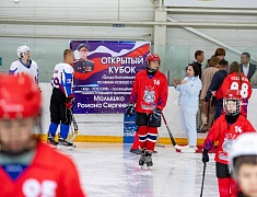 В Благовещенске провели турнир по хоккею с мячом в память об участнике спецоперации