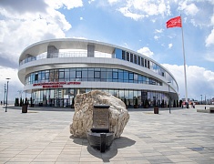Копию Знамени Победы подняли на флагшток в Благовещенске в преддверии 9 Мая