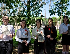 Цветы в память о подвиге советских солдат возложили в Благовещенске