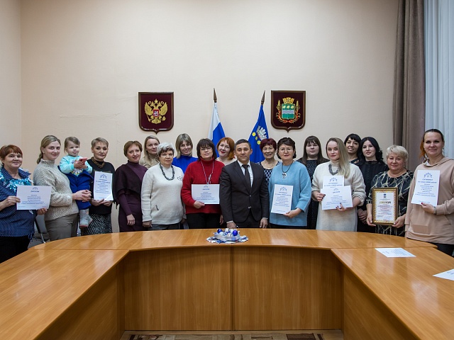 Мэр Благовещенска Олег Имамеев наградил победителей и участников конкурса «Город в праздничном наряде»