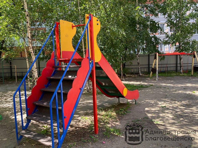 Благоустройство по желанию жителей: в одном из благовещенских дворов появились новые арт-объекты