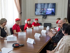 В Благовещенске чествовали известных благовещенцев — Елену Пастухову и Василия Семёнова. Они стали наставниками месяца