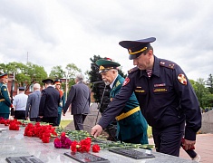 В День памяти и скорби благовещенцы возложили цветы к памятнику воинам-амурцам