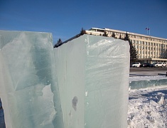 На площади Ленина приступили к оформлению зимнего городка