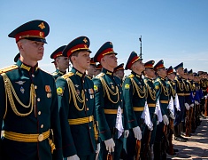 В амурской столице в преддверии Дня Победы подняли Копию Знамени Победы