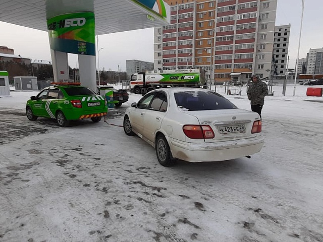 В Благовещенске «Дорожный патруль» отбуксировал автомобиль с пустым баком 