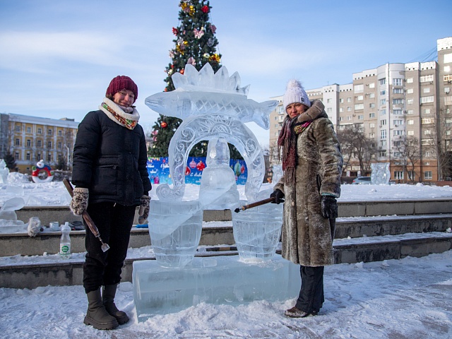 Фигуры изо льда украсили площадь возле Общественно-культурного центра в Благовещенске