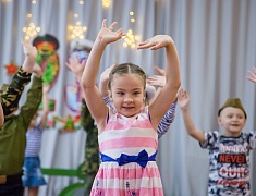 Ко Дню защитника Отечества в благовещенском детском саду подготовили выставку и спектакль для пап