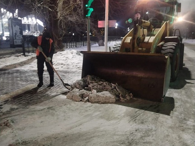 Благовещенский ГСТК очистил кольцевую развязку 