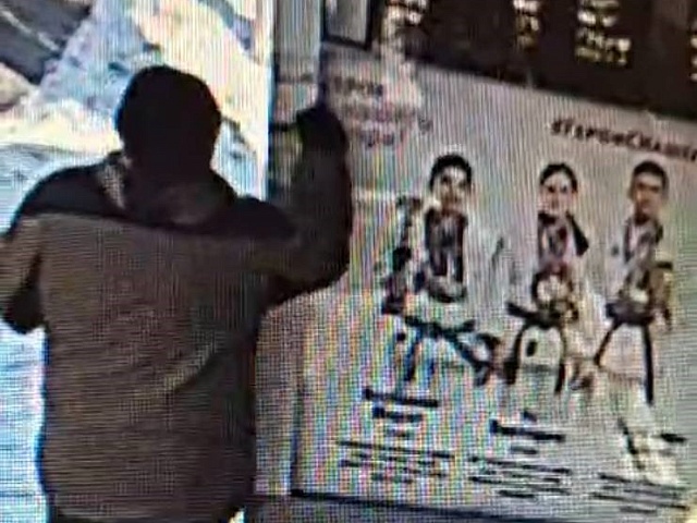 В Благовещенске расклейщики продолжают портить остановки рекламой