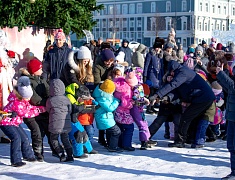 На площади Ленина для детей провели праздник со сказочными персонажами