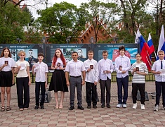 Олег Имамеев вручил благовещенским школьникам первые паспорта