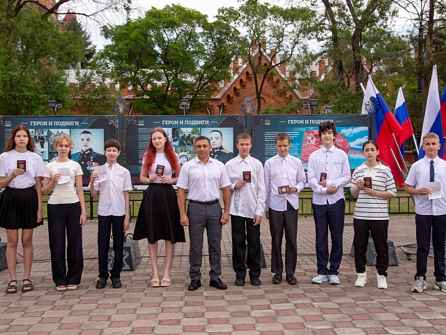 Олег Имамеев вручил благовещенским школьникам первые паспорта