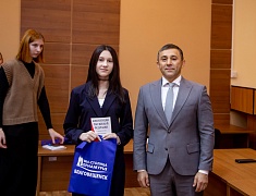 Городские школьники получили первые паспорта из рук мэра Олега Имамеева