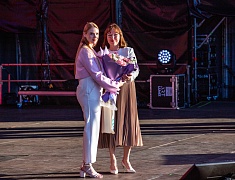 Почти 1200 благовещенских выпускников прошли в торжественном шествии по центру Благовещенска 