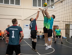 Сотрудники администрации Благовещенска, городской прокуратуры и депутаты сыграли в волейбол