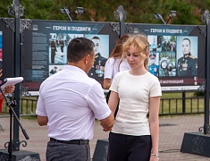 Олег Имамеев вручил благовещенским школьникам первые паспорта