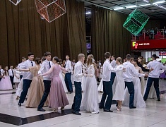 Больше 400 благовещенцев закружил кадетский бал