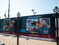 Мэр Благовещенска в День России вручил паспорта 13 юным благовещенцам