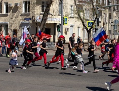 В Благовещенске спортсмены пробежали «Эстафету побед»