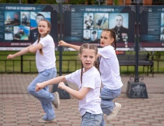 Олег Имамеев вручил благовещенским школьникам первые паспорта