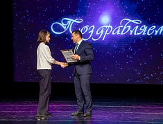 Мэр Благовещенска Олег Имамеев вручил премию одарённым детям по итогам 2022 года