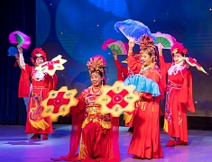 Китайские и русские бабушки станцевали на одной сцене в Благовещенске