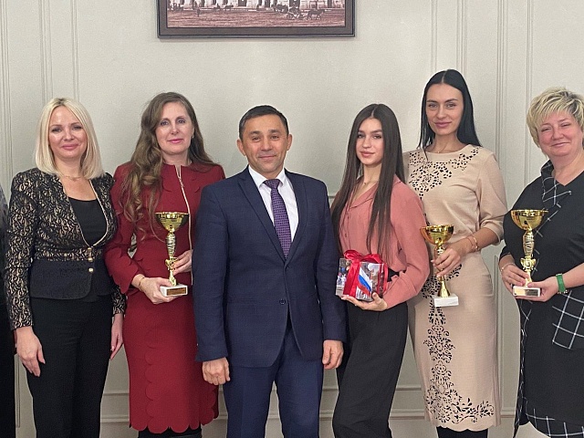 Учителя и мамы по совместительству стали лучшими наставниками месяца в Благовещенске