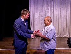 Знаки «50 лет Байкало-Амурской магистрали» вручили благовещенцам