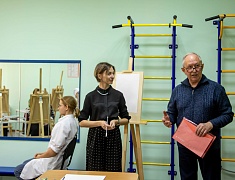 В Амурском медколледже прошел мастер-класс по рисованию для участников проекта «Целебная магия цвета»