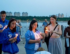 Благовещенцы выложили «Родину-мать» из пяти тысяч свечей