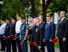 В День памяти и скорби благовещенцы возложили цветы к памятнику воинам-амурцам