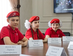 В Благовещенске чествовали известных благовещенцев — Елену Пастухову и Василия Семёнова. Они стали наставниками месяца