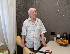 Мэр Олег Имамеев вручил юбилейную медаль "блокаднику" Валерию Великоборцу