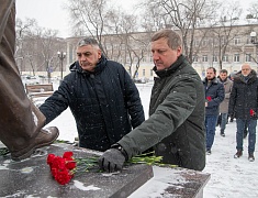 В День Героев России мэр Олег Имамеев и городские депутаты возложили цветы к памятнику Юрию Кузнецова