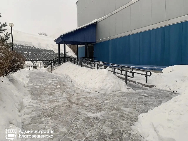 В зоне особого внимания - дороги и соцобъекты. В Благовещенске продолжают ликвидировать последствия сильного снегопада