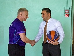 Мэр Благовещенска Олег Имамеев вручил награду "Наставник месяца"