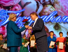 В Благовещенске за заслуги наградили более сотни педагогов