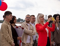 Коллективную свадьбу провели на берегу Зеи в Благовещенске