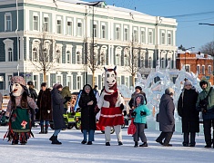 Театрализованная игровая программа для всей семьи "Рождество по-русски" прошла на центральной площади Благовещенска