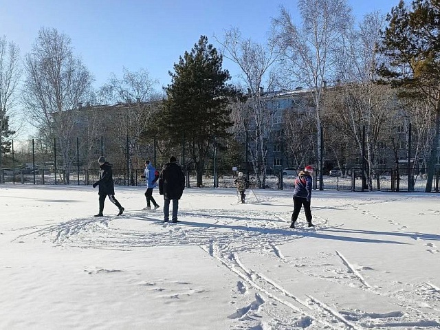 Благовещенцы занимаются на умной спортивной площадке круглый год