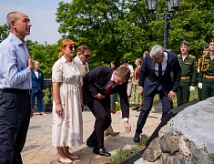 В день города прошли торжественные церемонии возложения цветов
