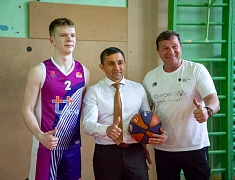 Мэр Благовещенска Олег Имамеев вручил награду "Наставник месяца"