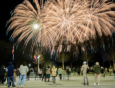 Небо над Благовещенском озарил высотный фейерверк