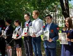 Цветы в память о подвиге советских солдат возложили в Благовещенске