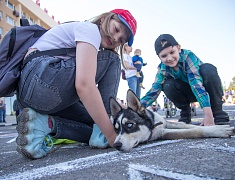 В День защиты детей маленькие благовещенцы рисовали на асфальте