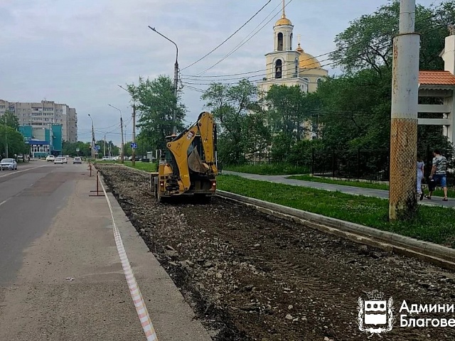 В Благовещенске приступили к обустройству парковки вдоль Храма Ксении Петербургской