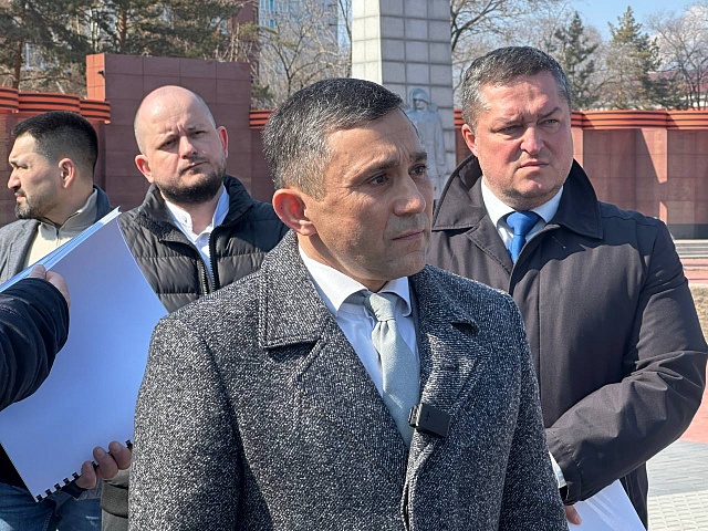 «До первого мая на площади будет уложена новая плитка, заменят системы водоотведения, установят новые освещение и флагшток»: мэр Благовещенска Олег Имамеев рассказал губернатору региона Василию Орлову как продвигается реконструкция площади Победы