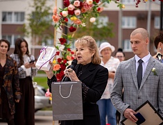 Коллективную свадьбу провели на берегу Зеи в Благовещенске